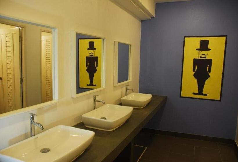 اتاق استاندارد چهارنفره با سرویس بهداشتی مشترک, Bw Thai Art Style