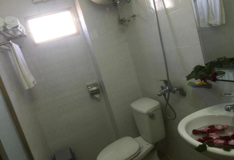 اتاق استاندارد سه نفره, Thu Guest House