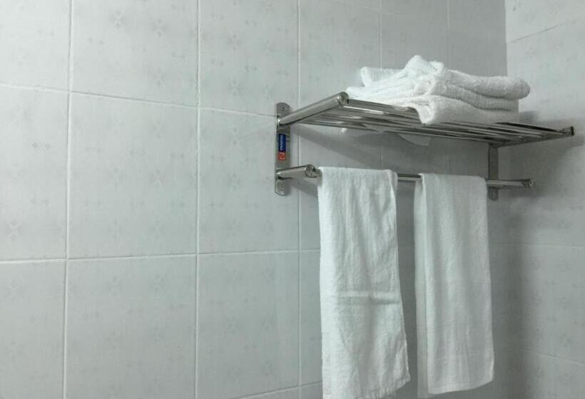 اتاق استاندارد سه نفره, Thu Guest House