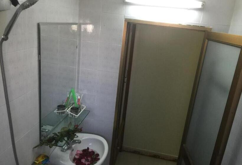اتاق استاندارد سه نفره, Thu Guest House