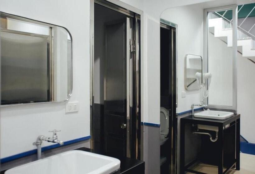 اتاق لوکس, Tales Khaosan