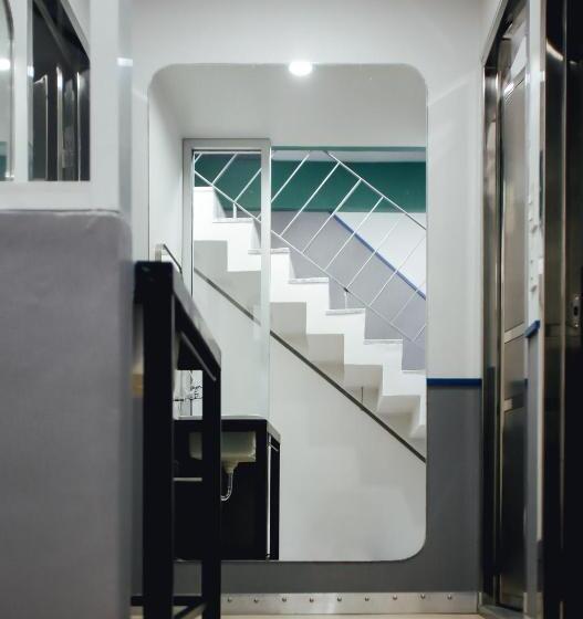 اتاق لوکس, Tales Khaosan