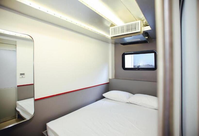 اتاق لوکس, Tales Khaosan