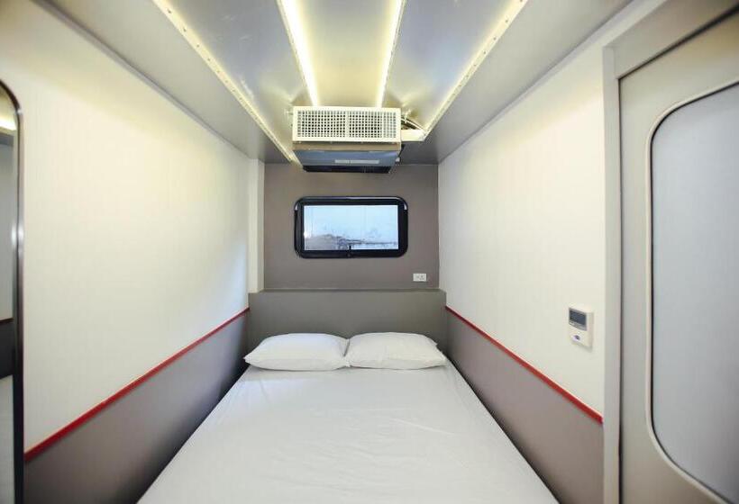 اتاق لوکس, Tales Khaosan