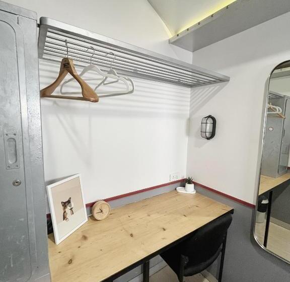 اتاق لوکس, Tales Khaosan