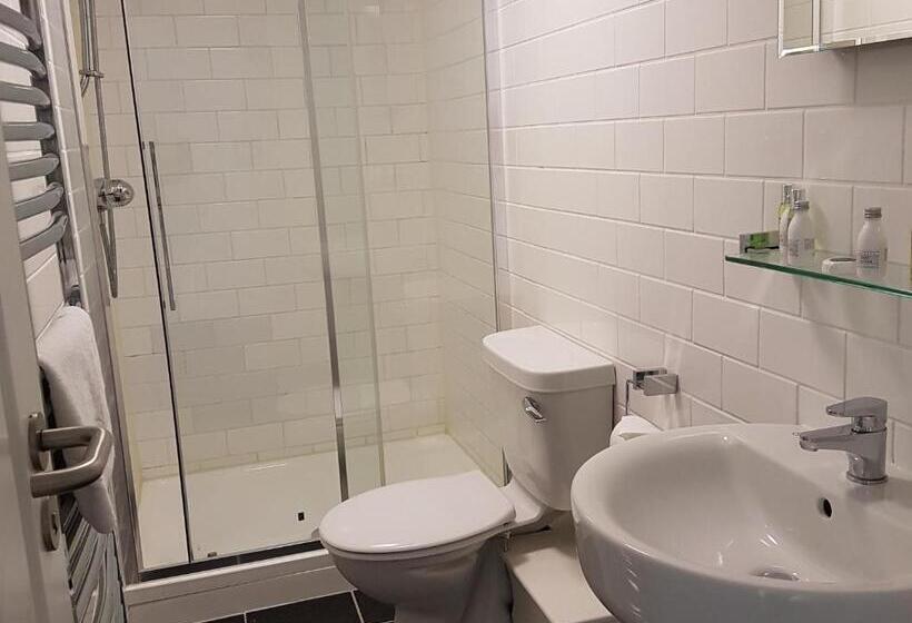 标准三人间, The George