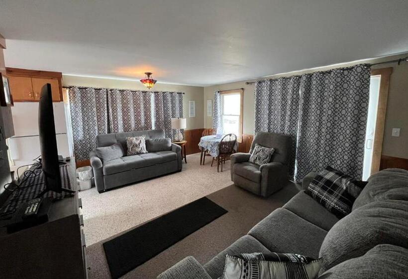 سوییت لوکس, Moody S Motel And Cottages