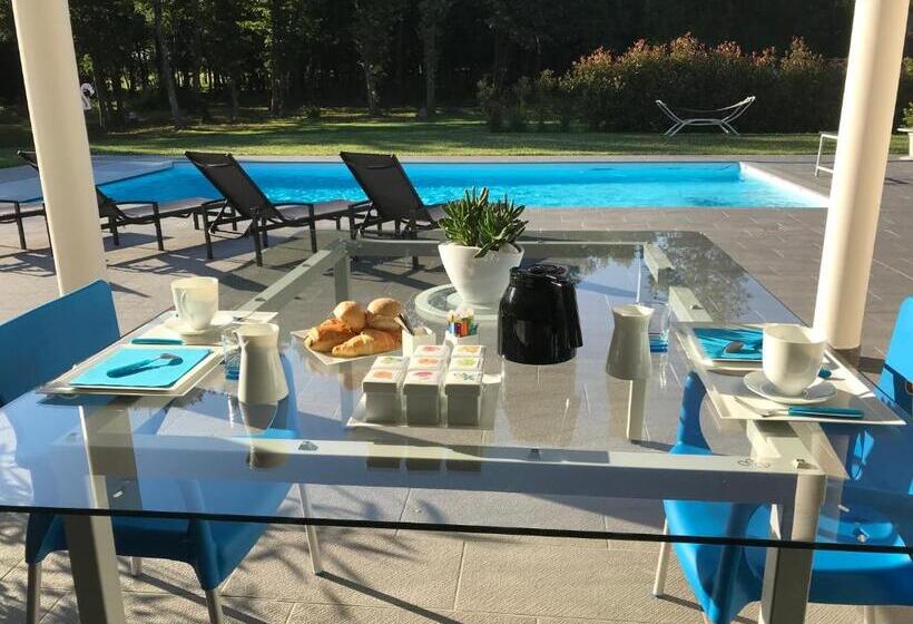 اتاق استاندارد با چشم‌انداز باغ, Domaine Georges V