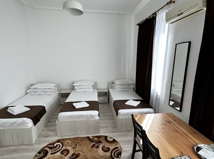 标准三人间, Continental City Center