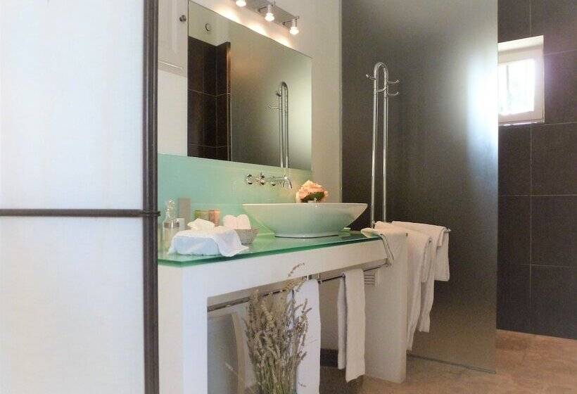 اتاق راحتی با چشمانداز استخر, Les Terrasses Gordes