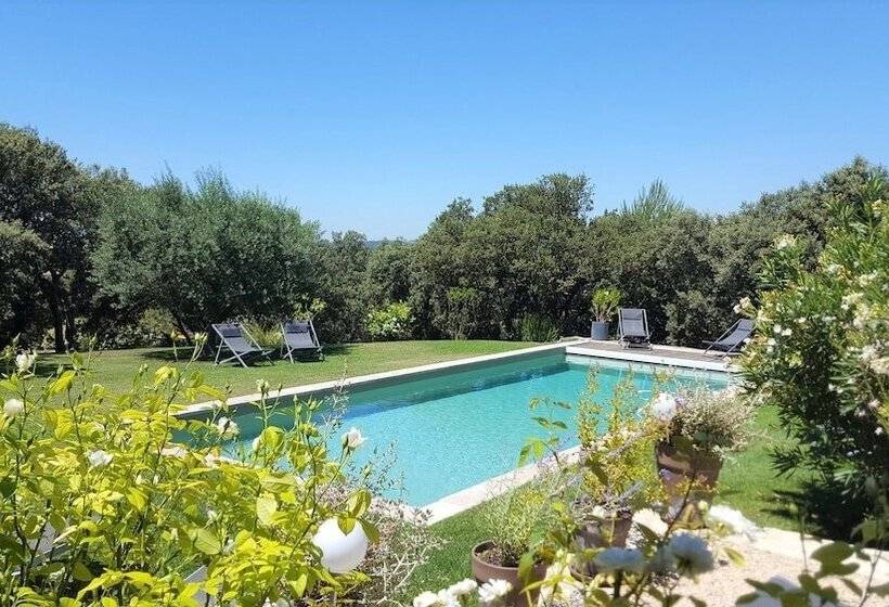 اتاق راحتی با چشمانداز استخر, Les Terrasses Gordes