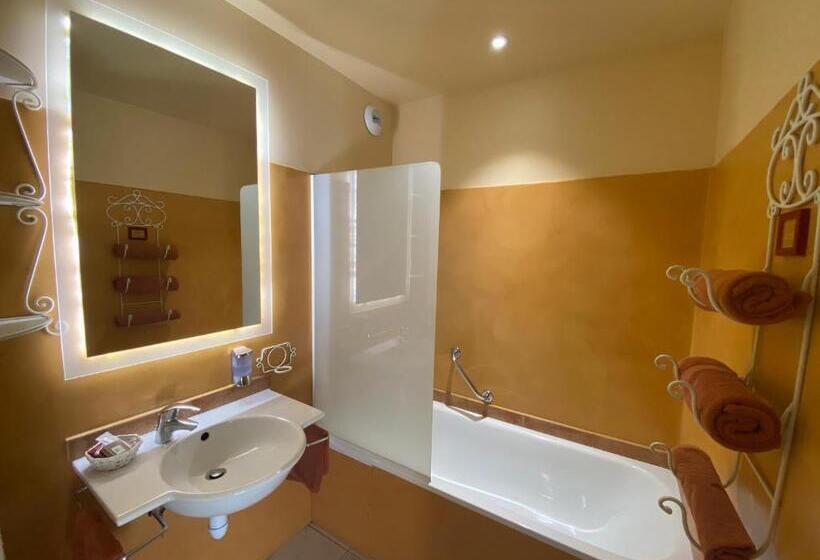 バルコニー付きスーペリアルーム, Les Sables D Ocre & Spa