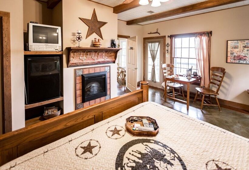 디럭스 스위트, Equinox Inn At Canyon Lake