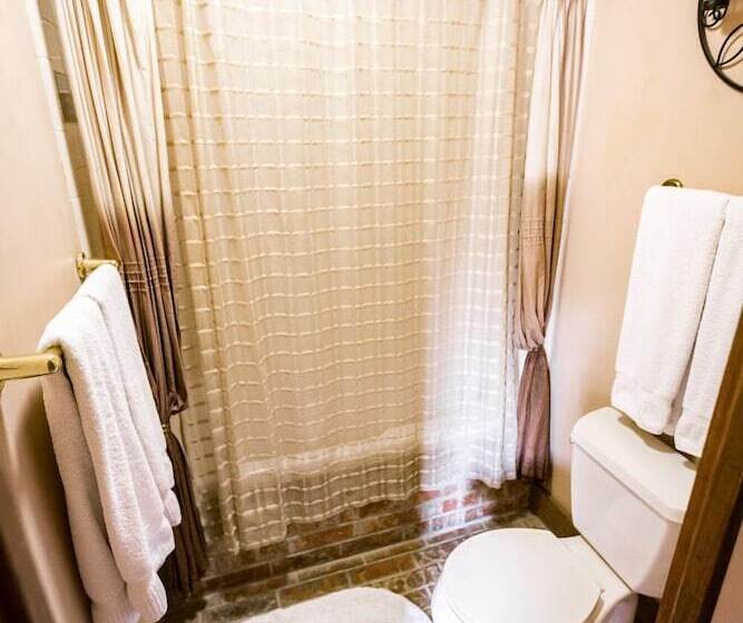 스탠다드 스튜디오 더블 침대, Equinox Inn At Canyon Lake