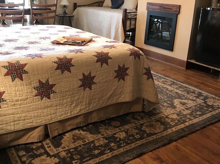 스탠다드 스튜디오 더블 침대, Equinox Inn At Canyon Lake