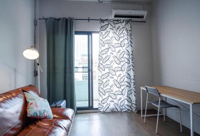 スタンダードスタジオ, Hybrit Hostel&cafe