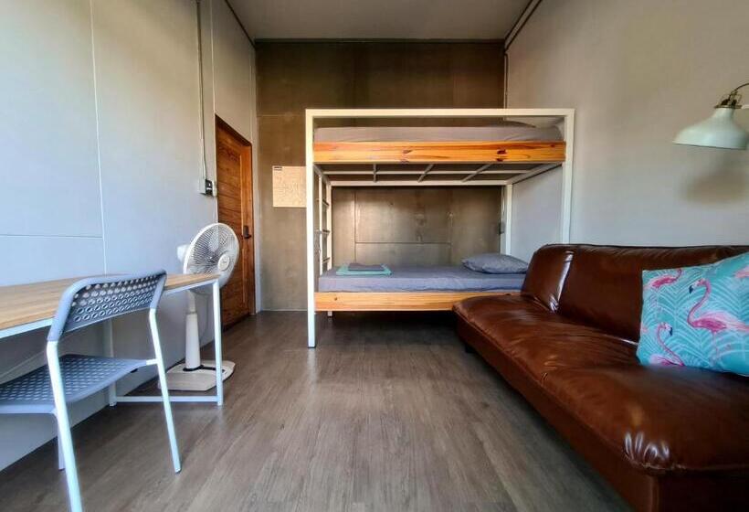 استودیوی استاندارد, Hybrit Hostel&cafe