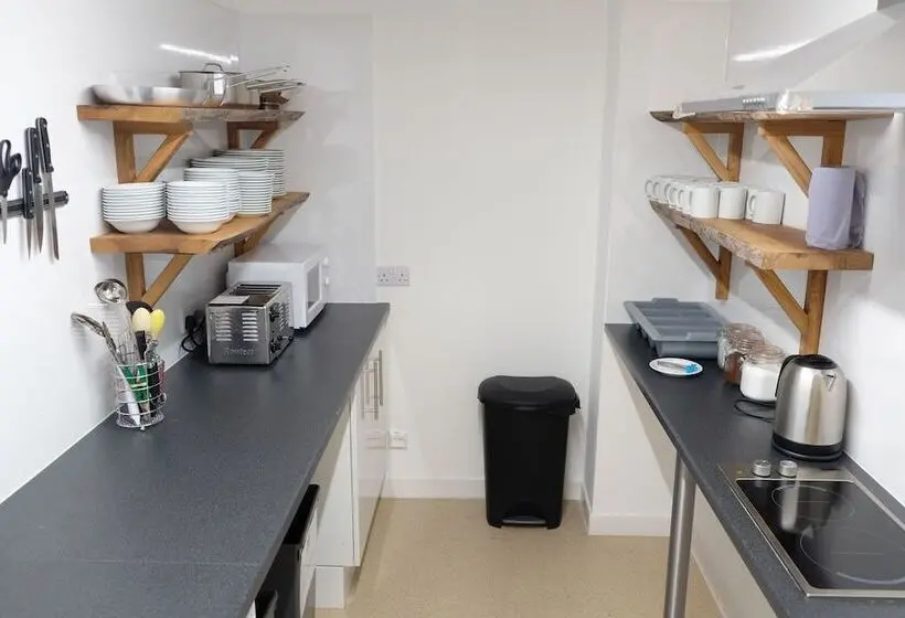 Vuode Makuusalissa, Black Isle Hostel