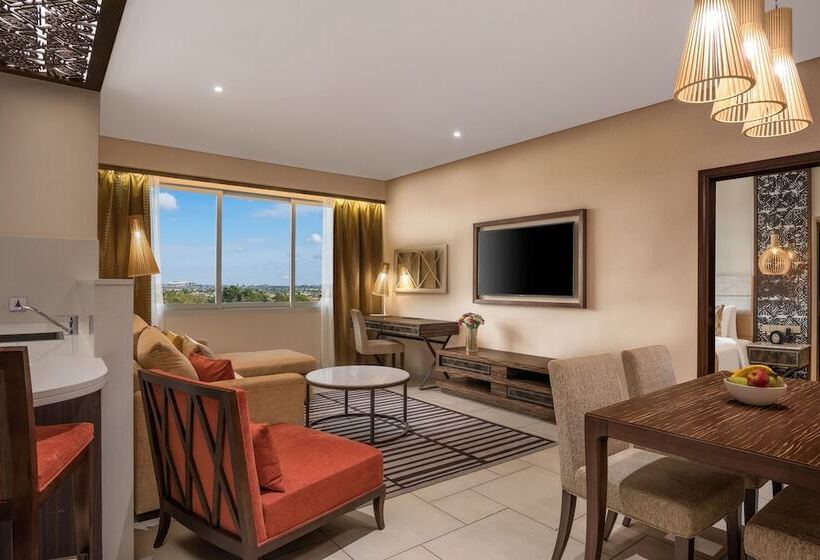 سوییت لوکس, Neelkanth Sarovar Premiere