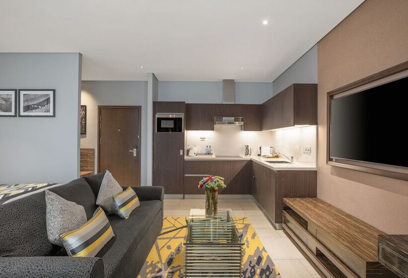 سوییت اجرایی, Neelkanth Sarovar Premiere