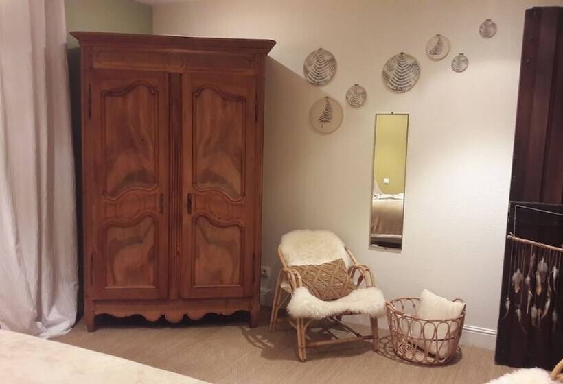 جناح, Chambre D Hotes Les Rives De La Tronne