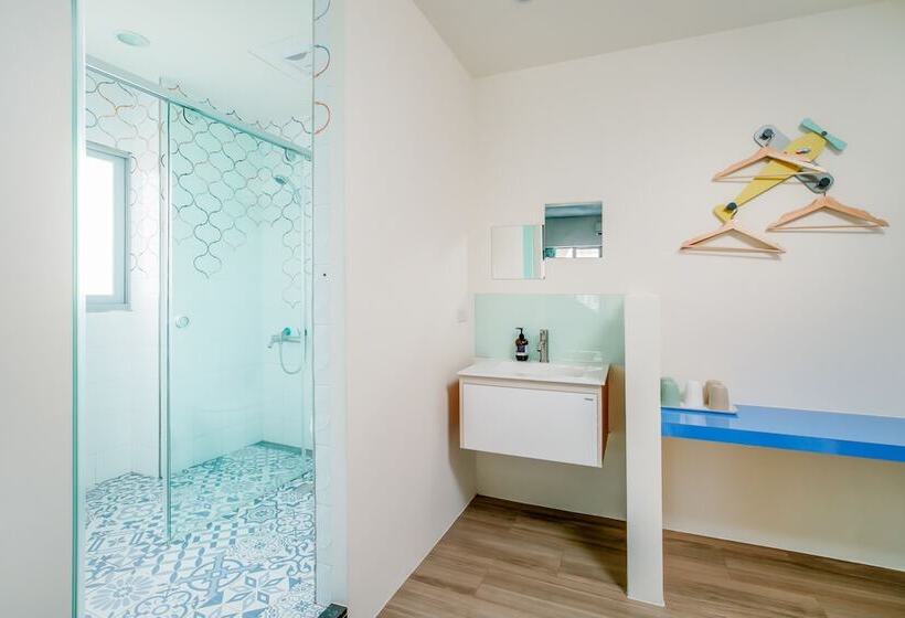سوییت خانوادگی, Party Of The Ocean B&b