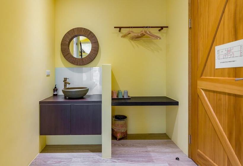 سوییت خانوادگی, Party Of The Ocean B&b