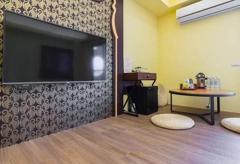 سوییت خانوادگی, Party Of The Ocean B&b