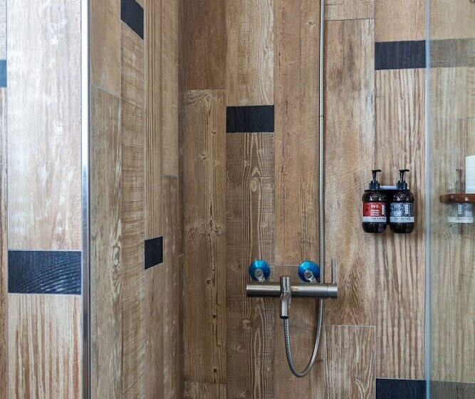 سوییت خانوادگی, Party Of The Ocean B&b