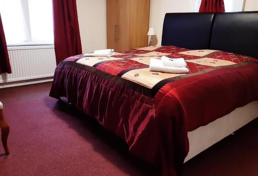 غرفة ديلوكس, The Russet House