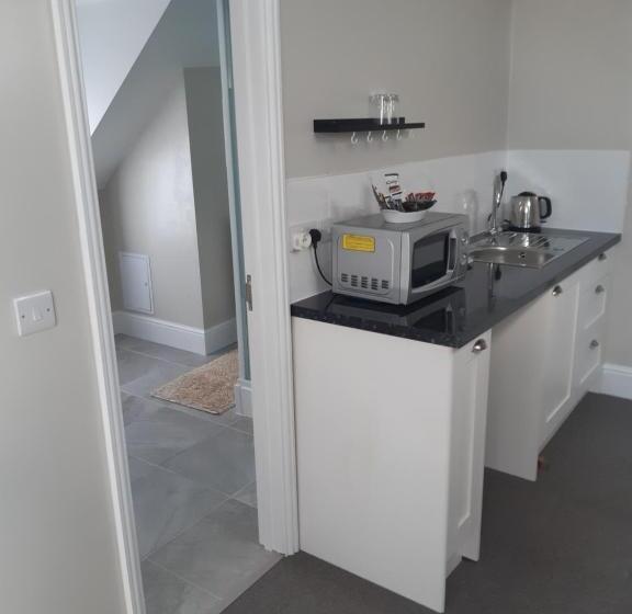 إستوديو قياسى سرير كينج, The Russet House