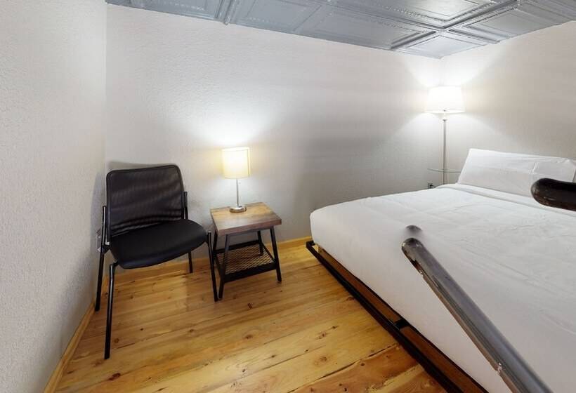 غرفة قياسية لذوى الاحتياجات الخاصة, The Hotel Sturgis