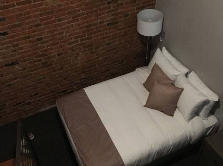 غرفة قياسية لذوى الاحتياجات الخاصة, The Hotel Sturgis