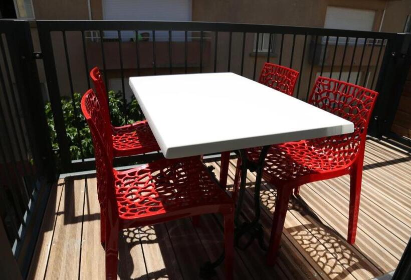 דירת חדר נוף לגינה, Résidence Moderne