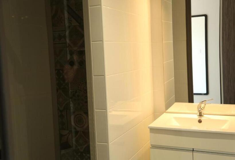 דירת חדר נוף לגינה, Résidence Moderne