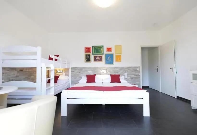 Standard Kolmen Hengen Huone, Garni Morettina