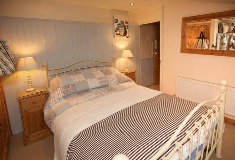 חדר משפחתי, Vine Cottage