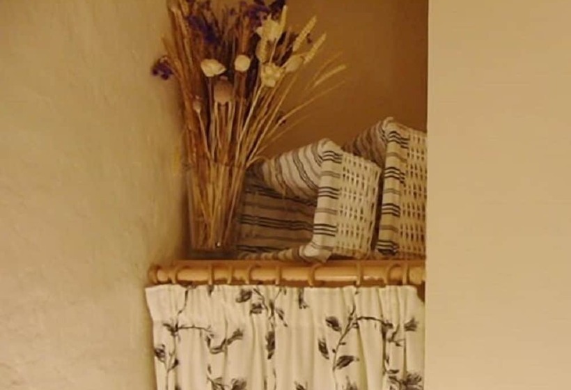 חדר משפחתי, Vine Cottage