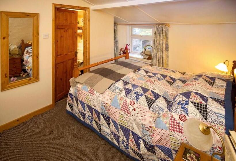 חדר משפחתי, Vine Cottage