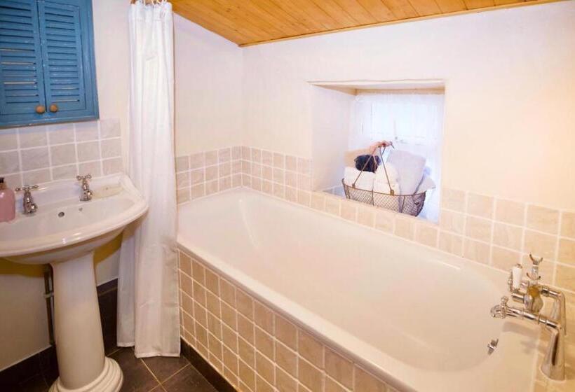 חדר משפחתי, Vine Cottage