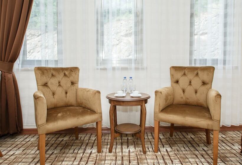 غرفة قياسية ثلاثية, Grand Mela