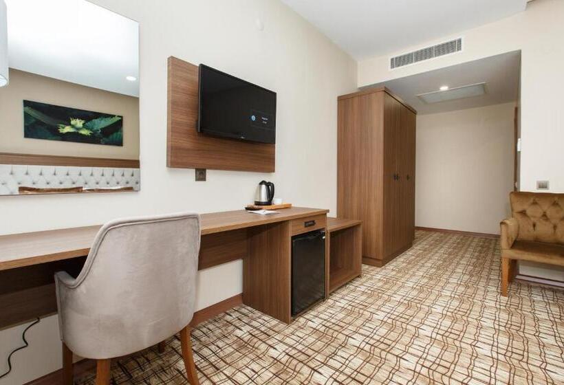 جناح مطل على المدينة, Grand Mela