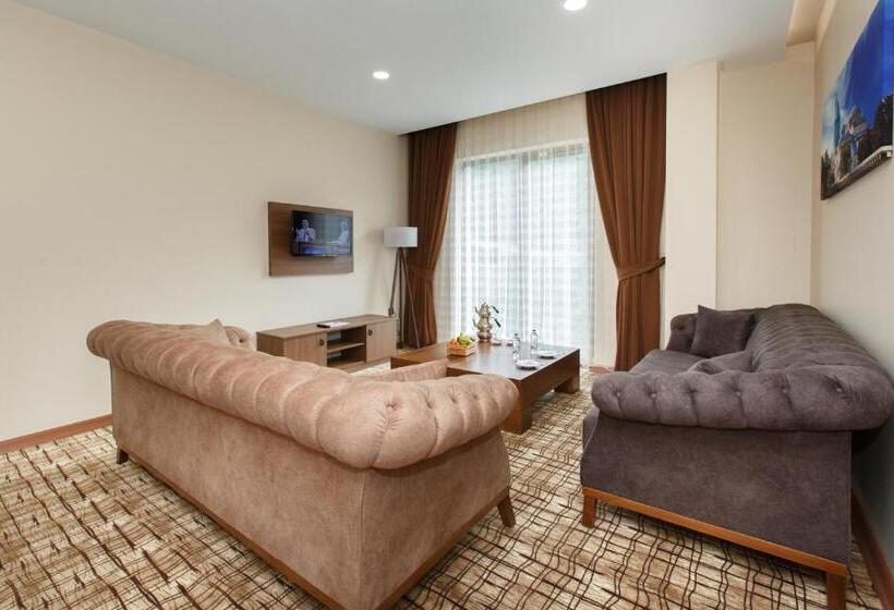 جناح مطل على المدينة, Grand Mela