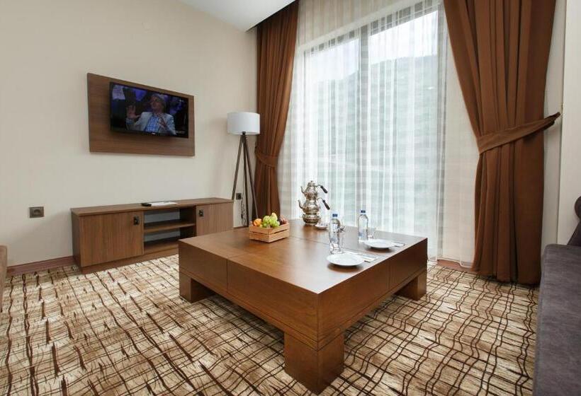 جناح مطل على المدينة, Grand Mela