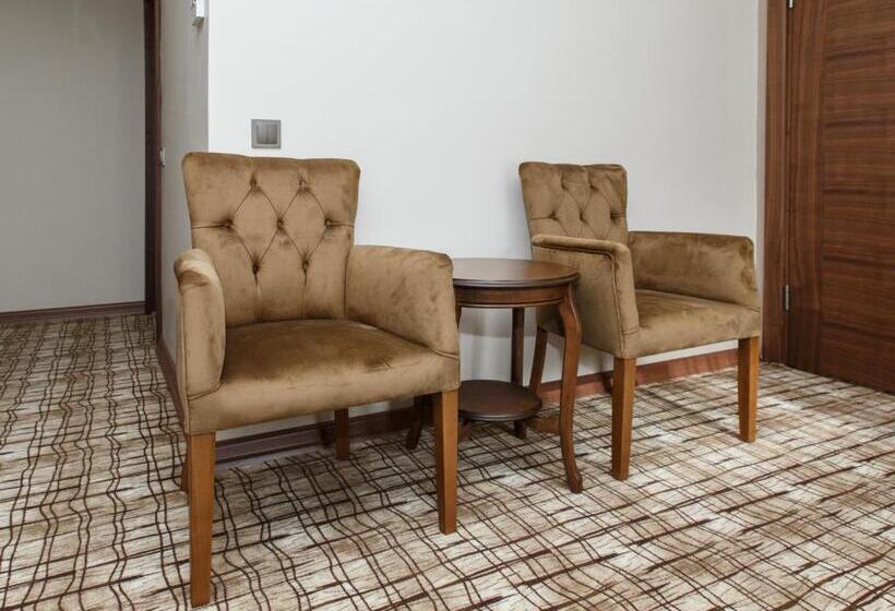 جناح مطل على المدينة, Grand Mela