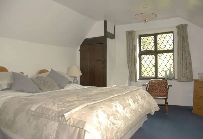ファミリールーム, Cleavers Lyng 16th Century Country House