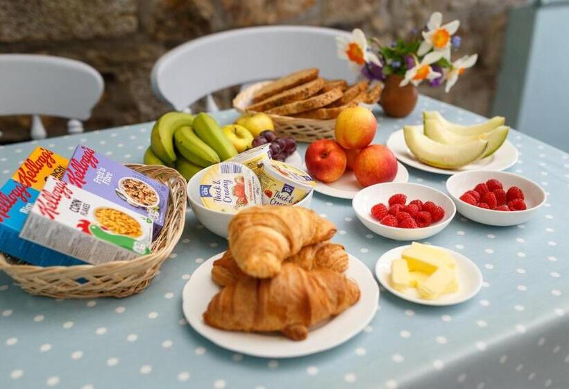 חדר משפחתי, Little Pengelly Farm