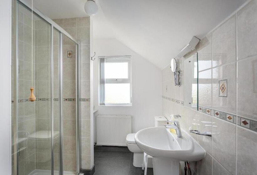 חדר משפחתי, Little Pengelly Farm