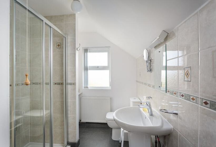 חדר משפחתי, Little Pengelly Farm