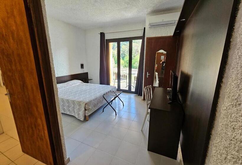 标准三人间, Le Marina